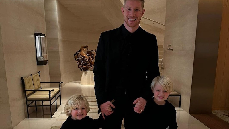 Kevin De Bruyne in his houses posing for with his children