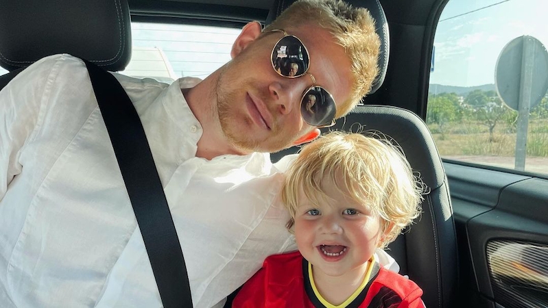 Kevin De Bruyne poses with his son in his car