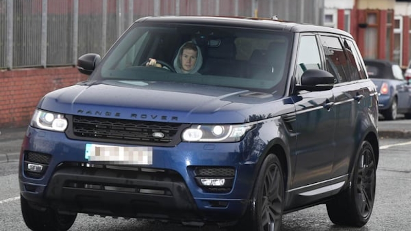 Kevin De Bruyne driving his blue Range Rover in England