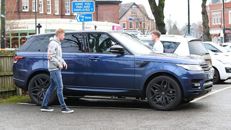 Kevin De Bruyne about to enter his blue Range Rover